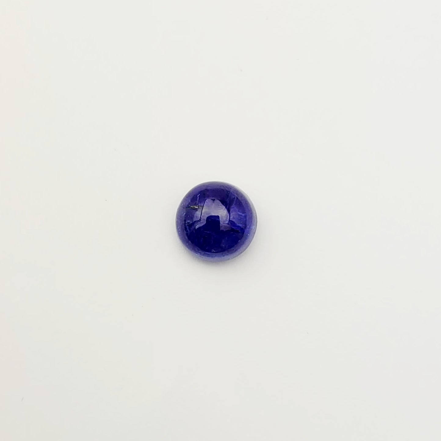 Fein gearbeiteter dunkelblauer Tansanit-Cabochon, rund