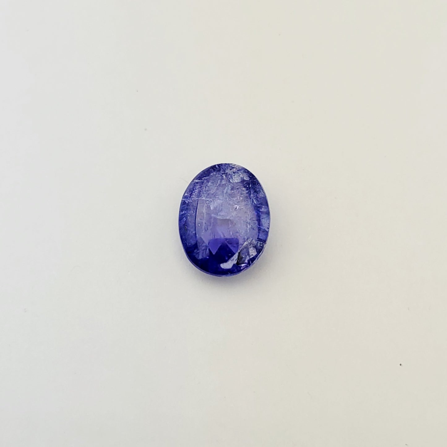 Fachmännisch gefertigter Tansanit-Cabochon im Rosenschliff