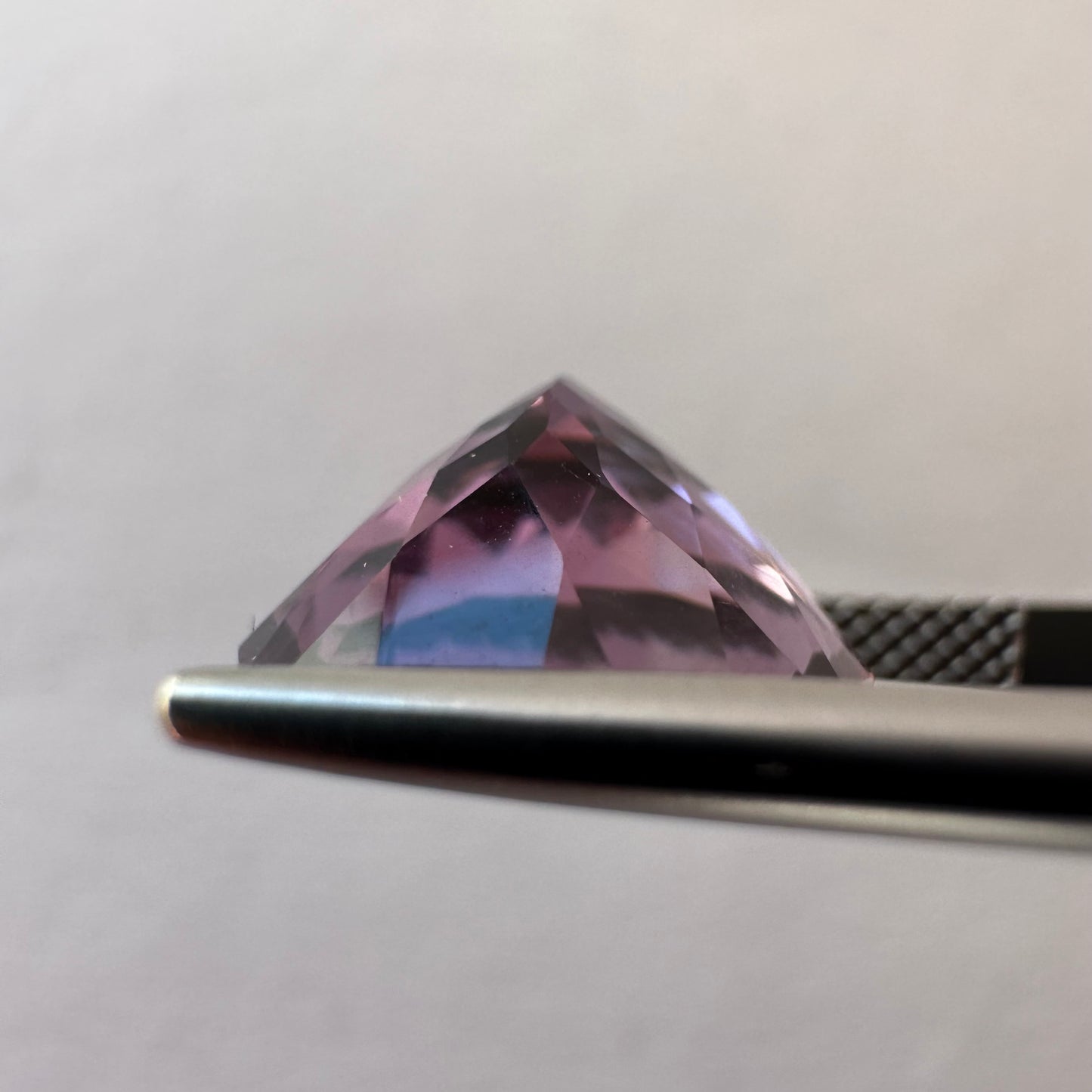 Faszinierende ovale Form aus violettem Amethyst mit schimmernden Facetten