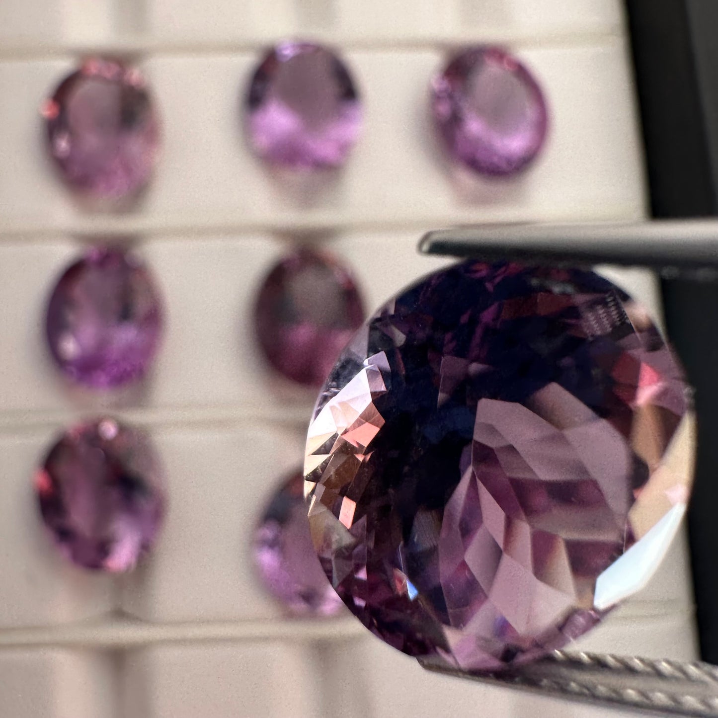 Faszinierende ovale Form aus violettem Amethyst mit schimmernden Facetten