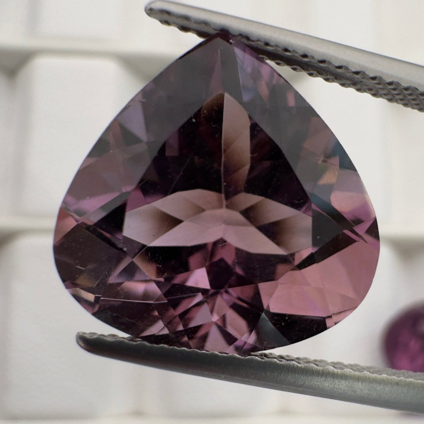 Schimmernder Amethyst, trillioniert, facettiert