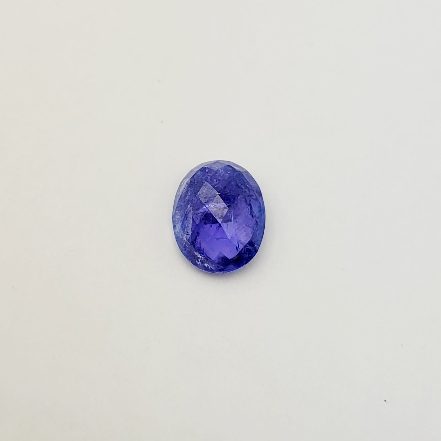 Fachmännisch gefertigter Tansanit-Cabochon im Rosenschliff