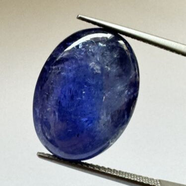 Tintenblauer Tansanit, ovaler Cabochon, facettiert, 19,3 mm x 14,2 mm, 20,75 ct