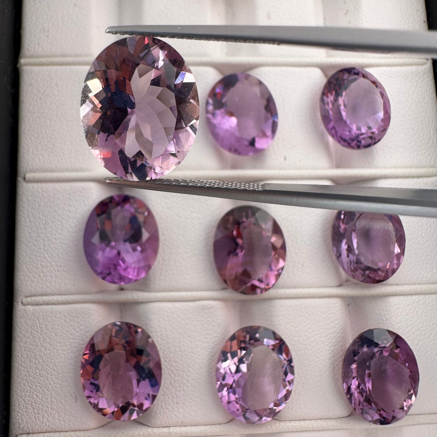 Faszinierende ovale Form aus violettem Amethyst mit schimmernden Facetten