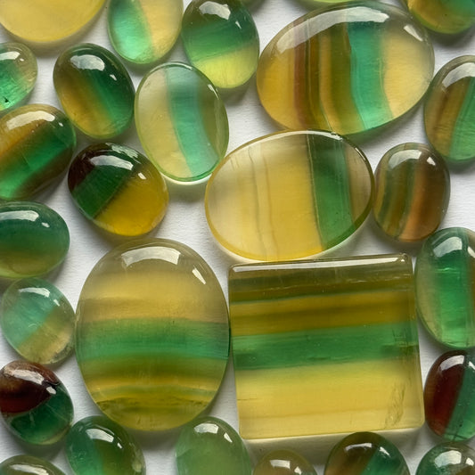 Fluorite with Great colours Gradient / 5 Pieces Per Bag - Different Sizes Approx. 5 mm to 36 mm