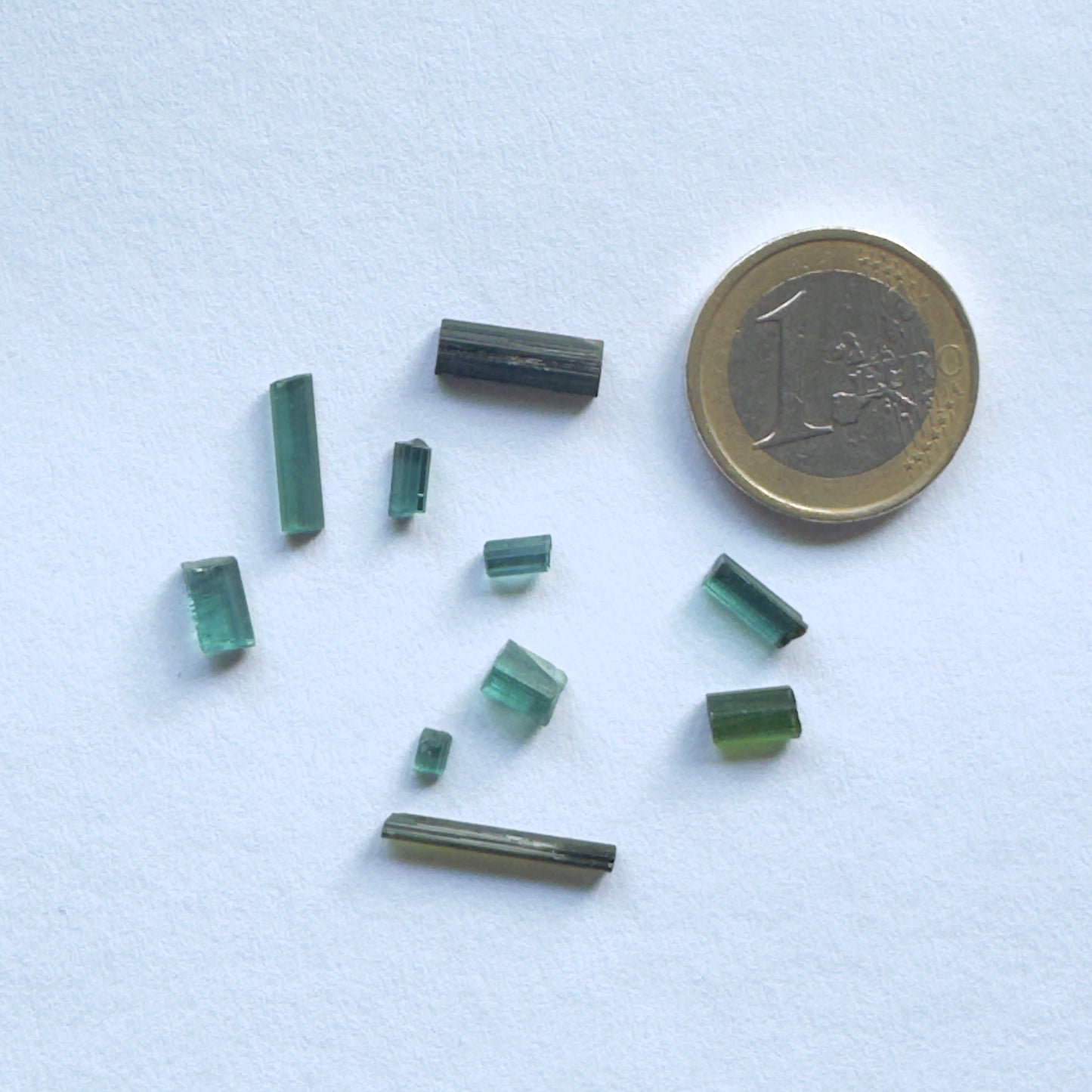 10 raue grüne Turmalin-Naturkristalle (ungebohrt) – verschiedene Größen