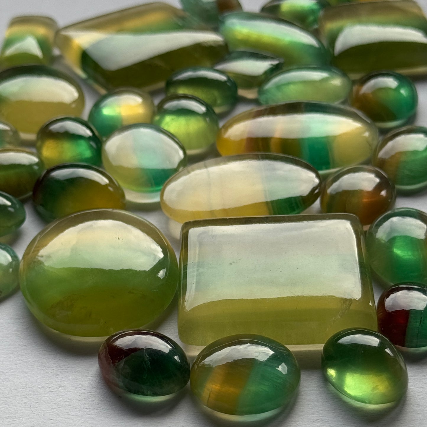 Fluorite with Great colours Gradient / 5 Pieces Per Bag - Different Sizes Approx. 5 mm to 36 mm
