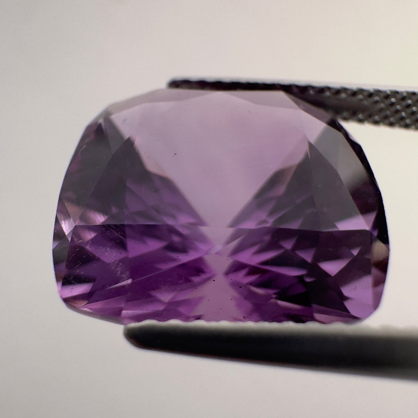 Amethyst Kissenschliff facettiert Dunkelviolett 14mm x 14mm 10,63 Karat