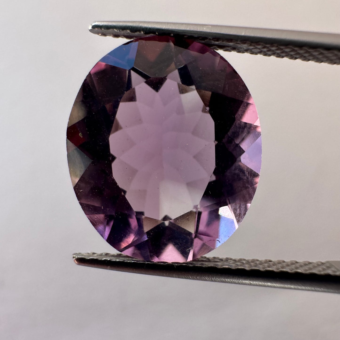 Faszinierende ovale Form aus violettem Amethyst mit schimmernden Facetten