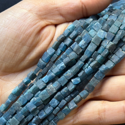 Strang rechteckiger Würfelperlen aus Rohapatit, handgeschliffener Edelstein für rustikale Schmuckdesigns, 42 cm