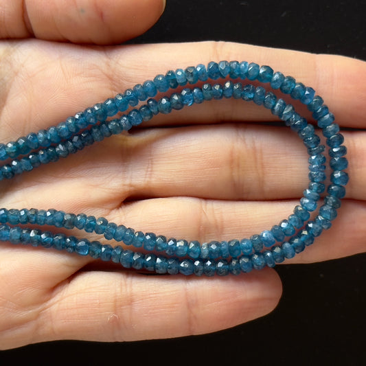 Leuchtend blaue Apatit-Rondellperlen, funkelnder Strang