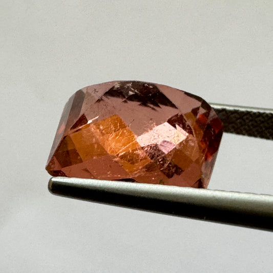 Lebendiger lachsroter Turmalin im Fancy Cut 9,5mm x 10,8mm 4,07cts