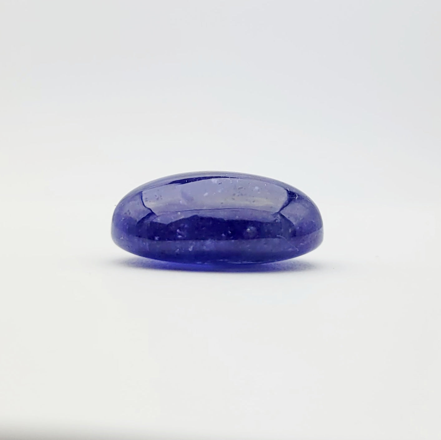 Tansanit Cabochon durchscheinend mit schönen Einschlüssen blau