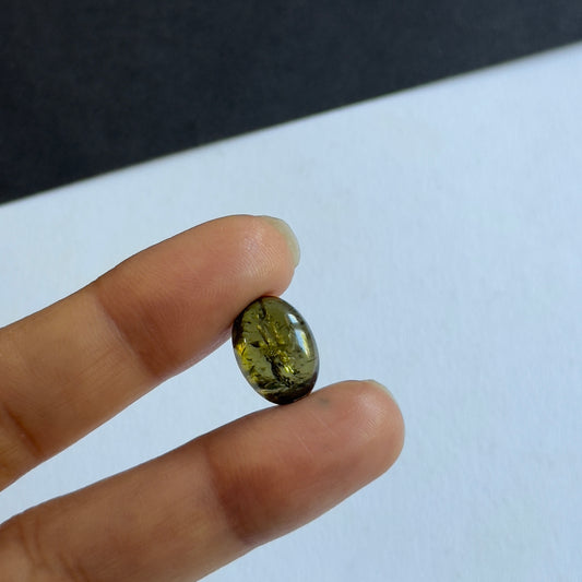 Discover the Olive Green Tourmaline Cabochon with Stunning Natural Inclusions 7,64cts