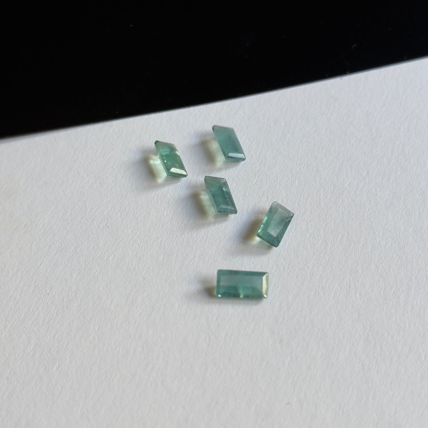 Faszinierender seegrüner Apatit im Baguetteschliff, ca. 10 x 5 mm