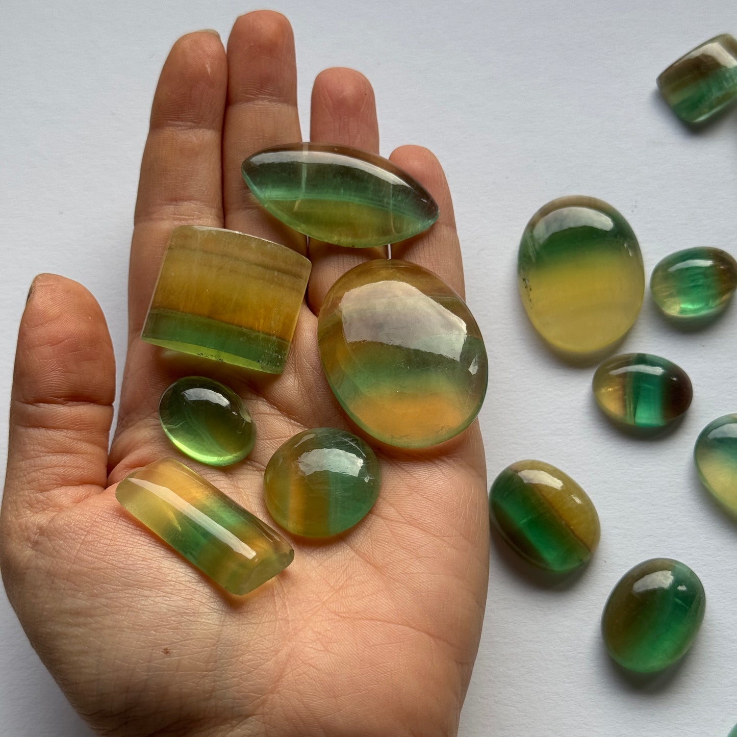 Fluorite with Great colours Gradient / 5 Pieces Per Bag - Different Sizes Approx. 5 mm to 36 mm