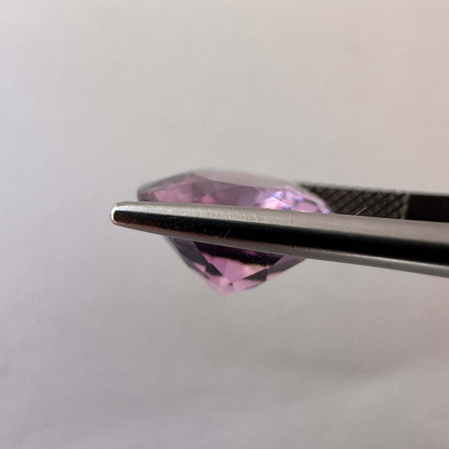 Faszinierende ovale Form aus violettem Amethyst mit schimmernden Facetten