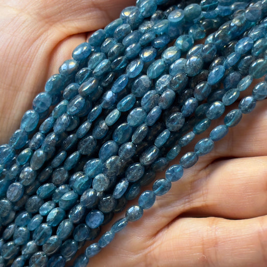 Glatte ovale natürliche handgeschliffene Apatitperlen in tiefen Blautönen