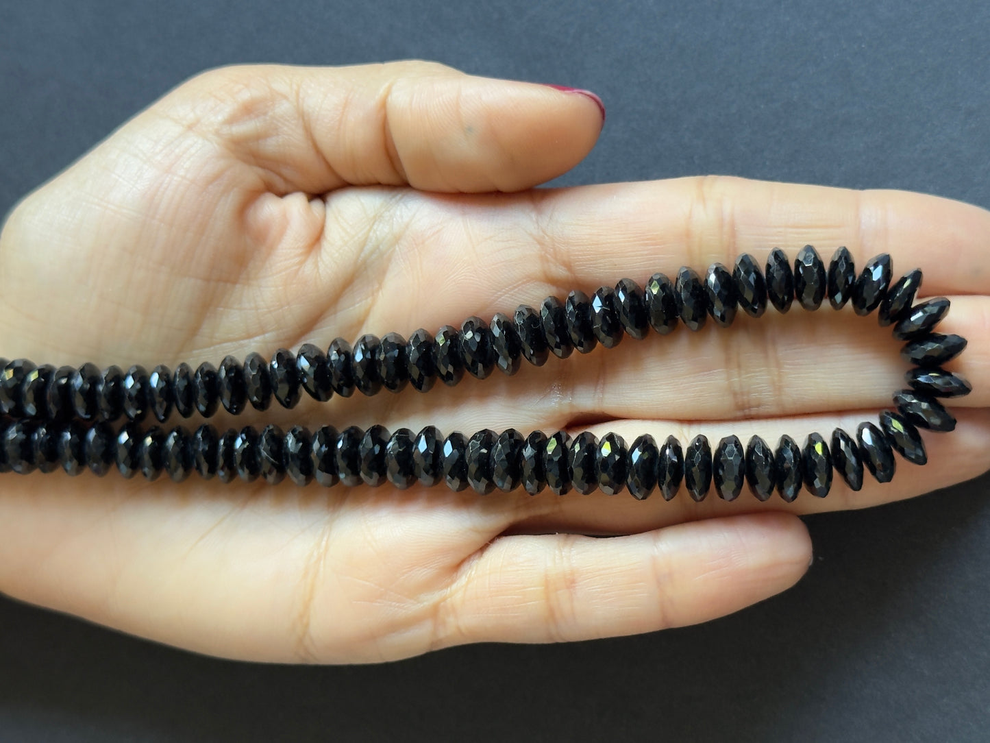 Dezentes schimmerndes Spinal in Schwarz 325,90ct