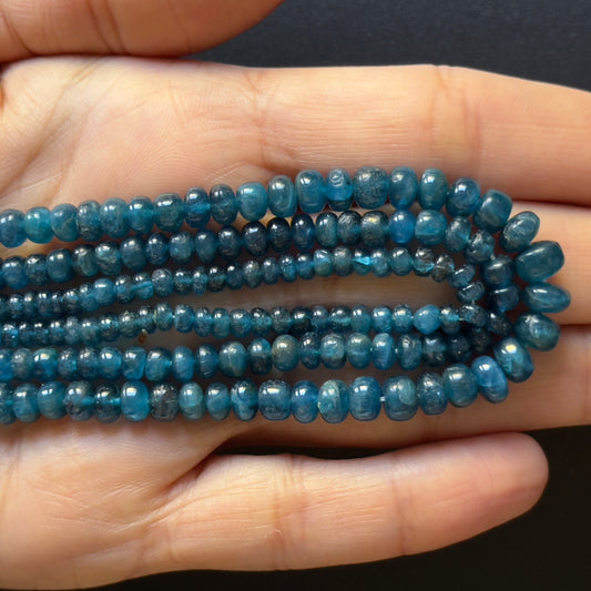 Atemberaubende handgeschliffene Apatit-Rondelle-Perlen mit satten, tiefblauen Tönen, poliert