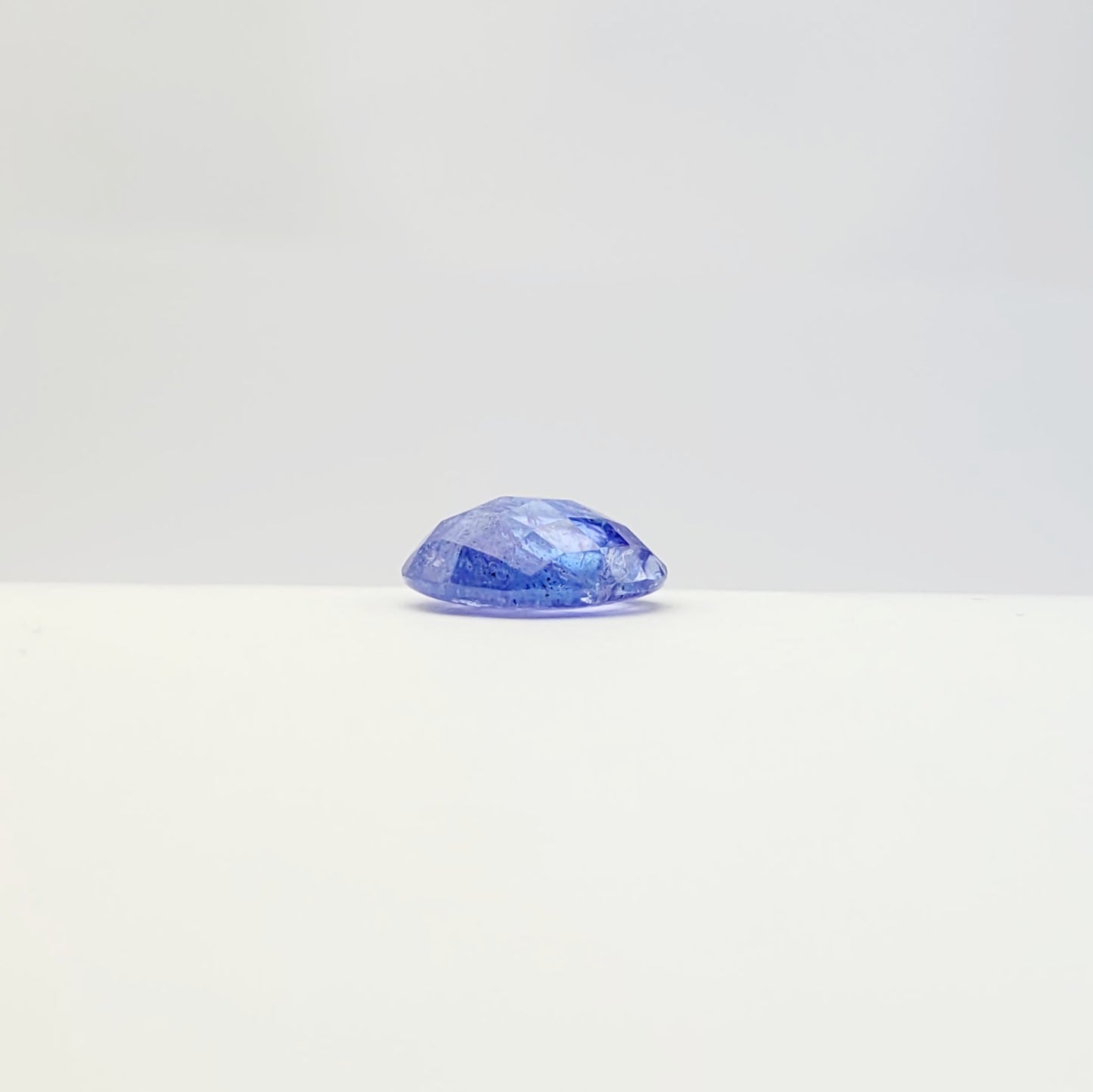 Fachmännisch gefertigter Tansanit-Cabochon im Rosenschliff
