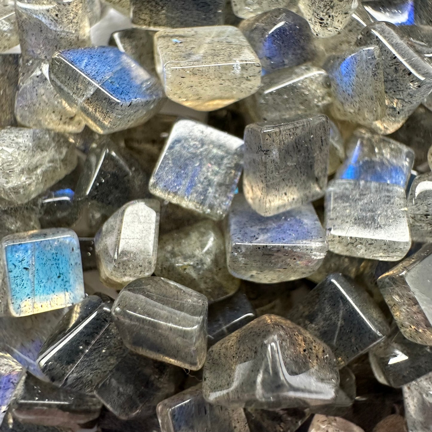 Labradorit, quadratischer Cabochon, glänzende blaue Opaleszenz, 29 g pro Beutel