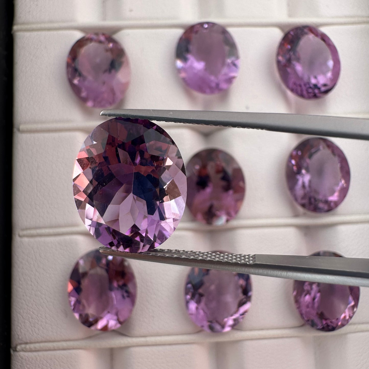 Faszinierende ovale Form aus violettem Amethyst mit schimmernden Facetten