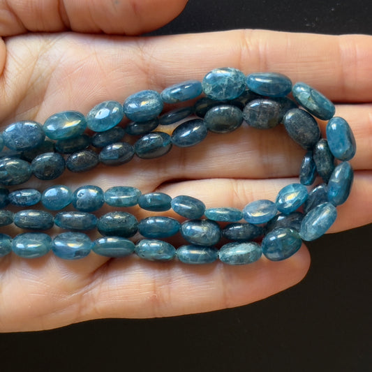 Ovale natürliche handgeschliffene Apatitperlen, tiefblaue Farbtöne, poliert