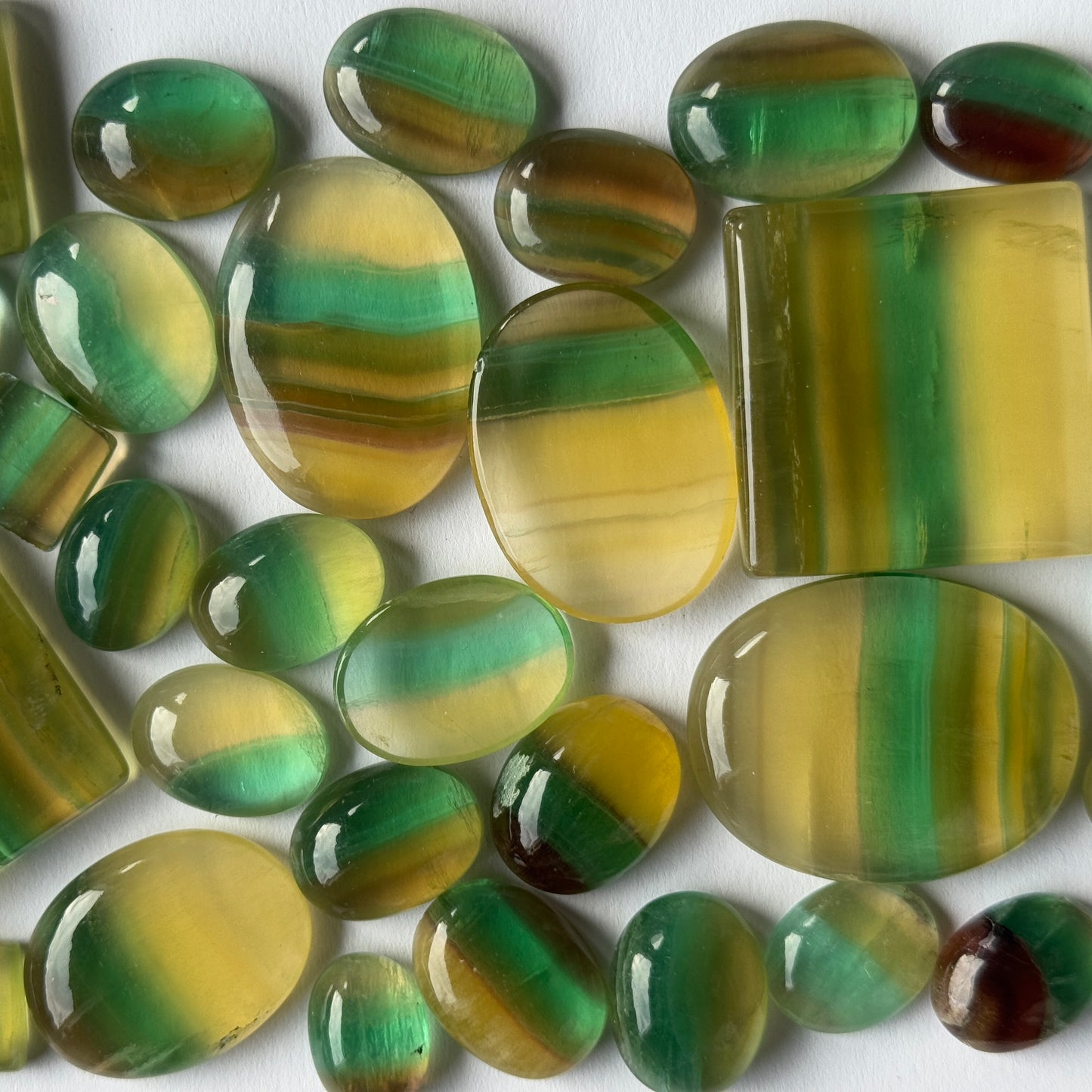 Fluorite with Great colours Gradient / 5 Pieces Per Bag - Different Sizes Approx. 5 mm to 36 mm