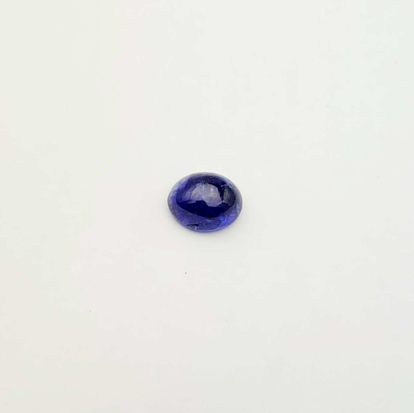 Einzigartiger Tansanit-Edelstein mit ovaler Form und intensiver blauer Farbe