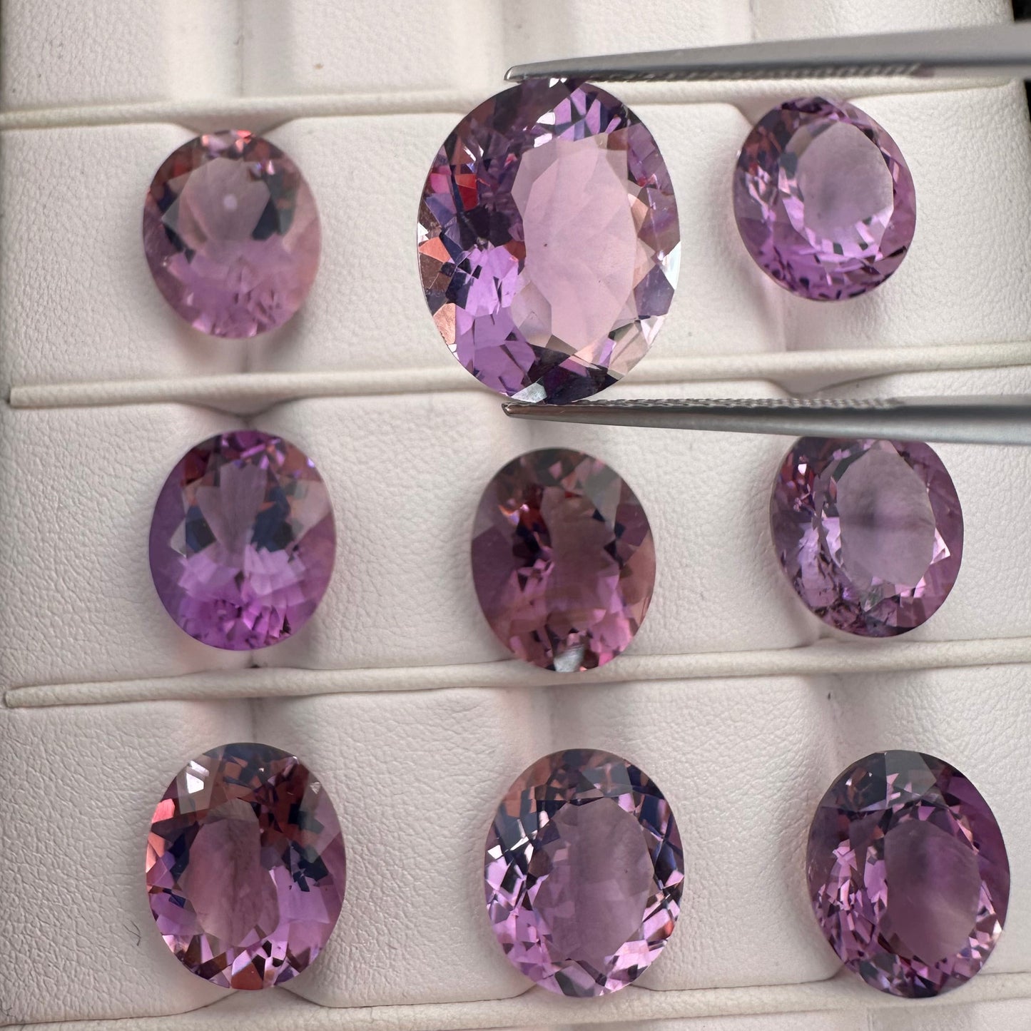 Faszinierende ovale Form aus violettem Amethyst mit schimmernden Facetten