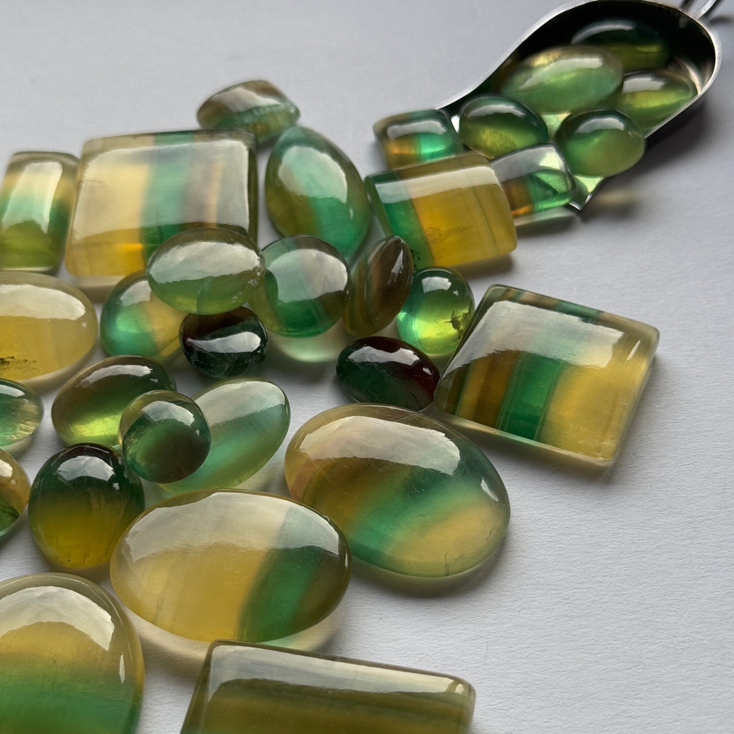Fluorite with Great colours Gradient / 5 Pieces Per Bag - Different Sizes Approx. 5 mm to 36 mm