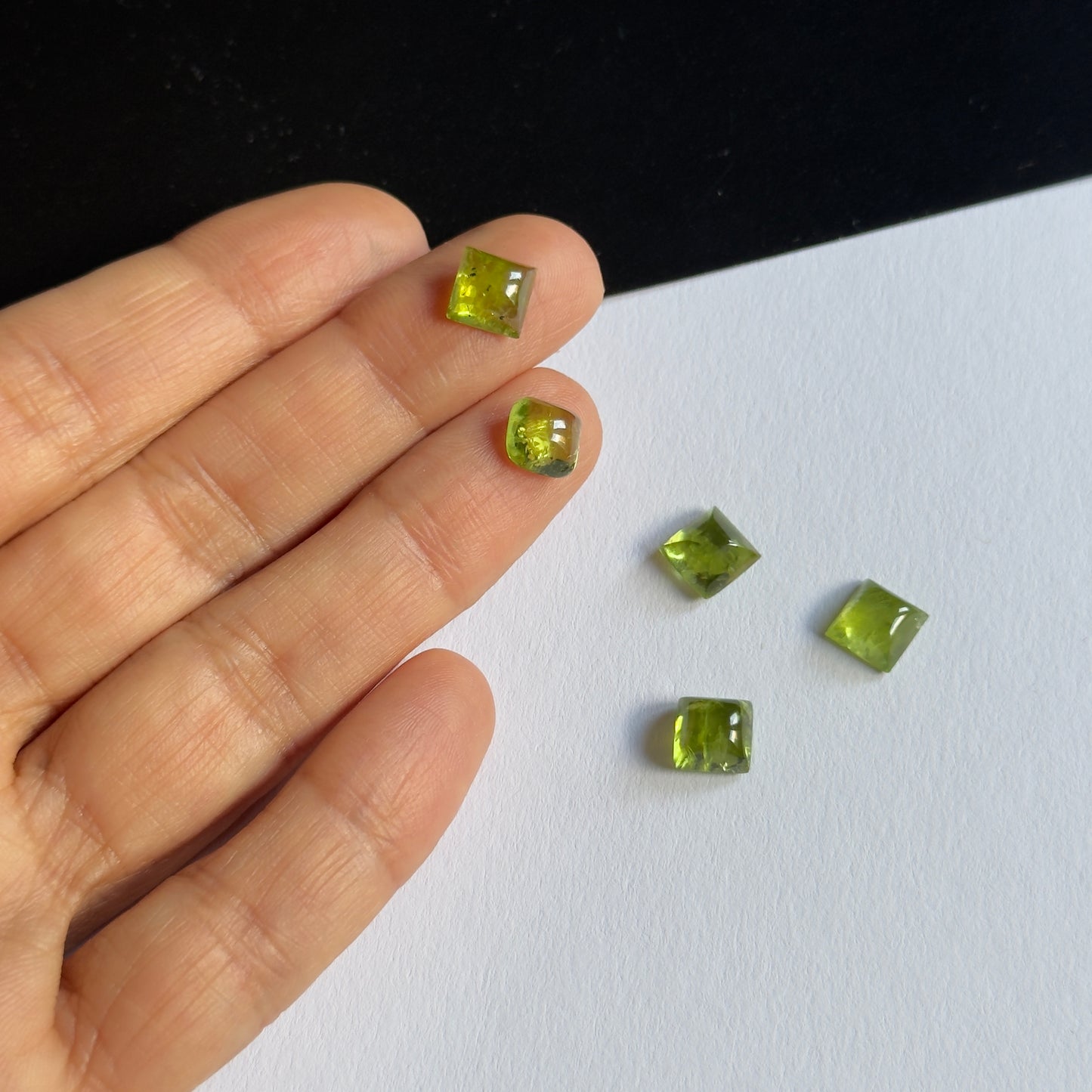 Schönheit des Frühlings mit quadratischem Peridot-Cabochon