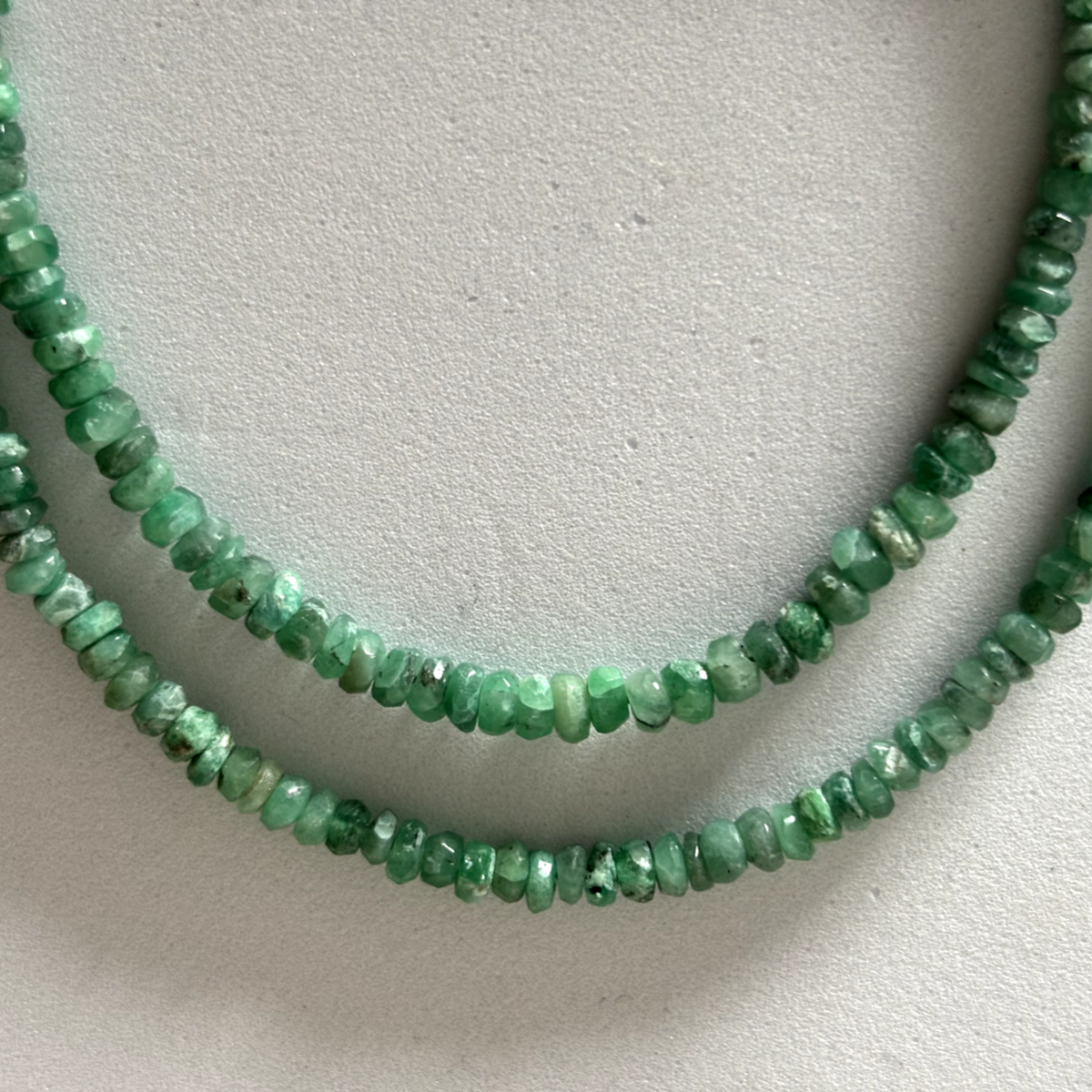 Seltene natürliche Smaragd-Rondell-Halskette 42 cm 41-50 Karat mit Silberverschluss