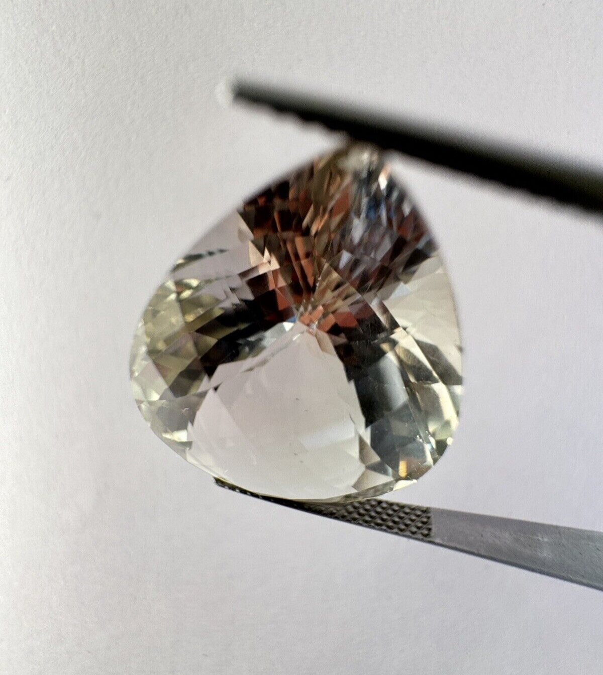 Delicate light green amethyst drop shape 24,4mm x 18,3mm 26,84cts