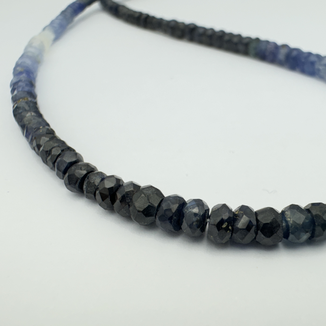 Zarte Saphirperlen facettiert mit Farbverlauf dunkelblau - hellblau 59,09cts,