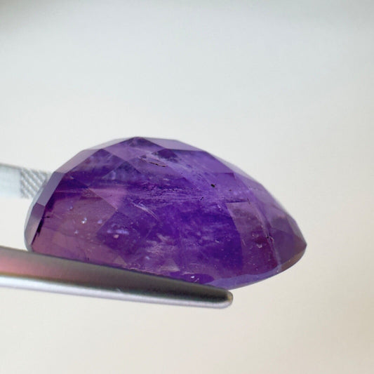Amethyst Lila Tropfenschliff facettiert 22,3x16,8mm 22,13 Karat mit Einschlüssen