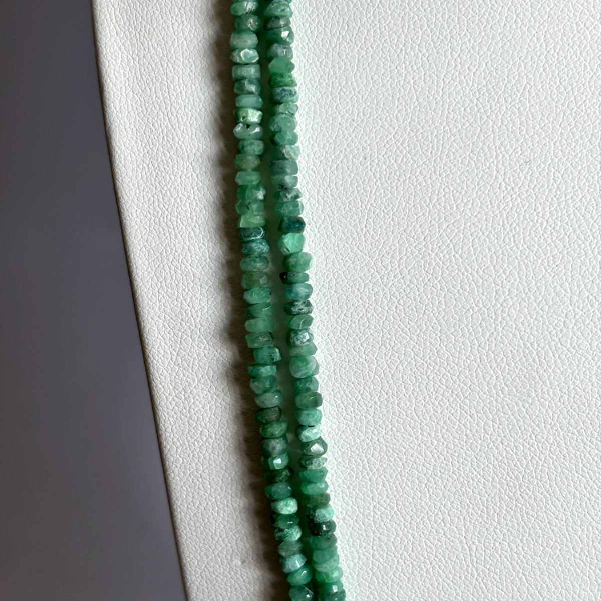Seltene natürliche Smaragd-Rondell-Halskette 42 cm 41-50 Karat mit Silberverschluss