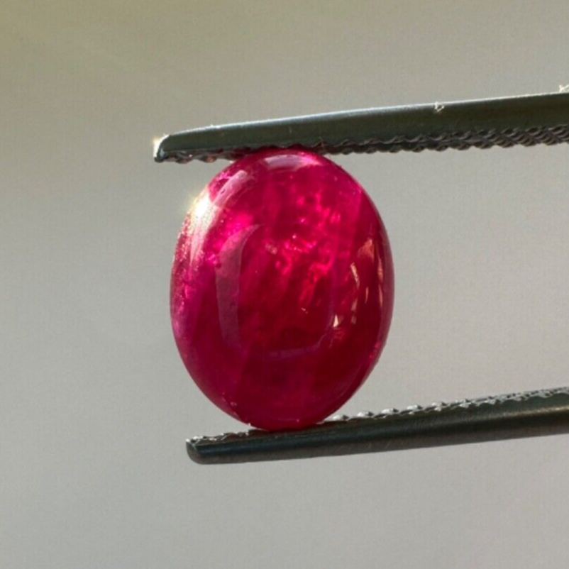 Sehr schöner Rubin Cabochon 8,98mm x 7,19mm 3,0cts
