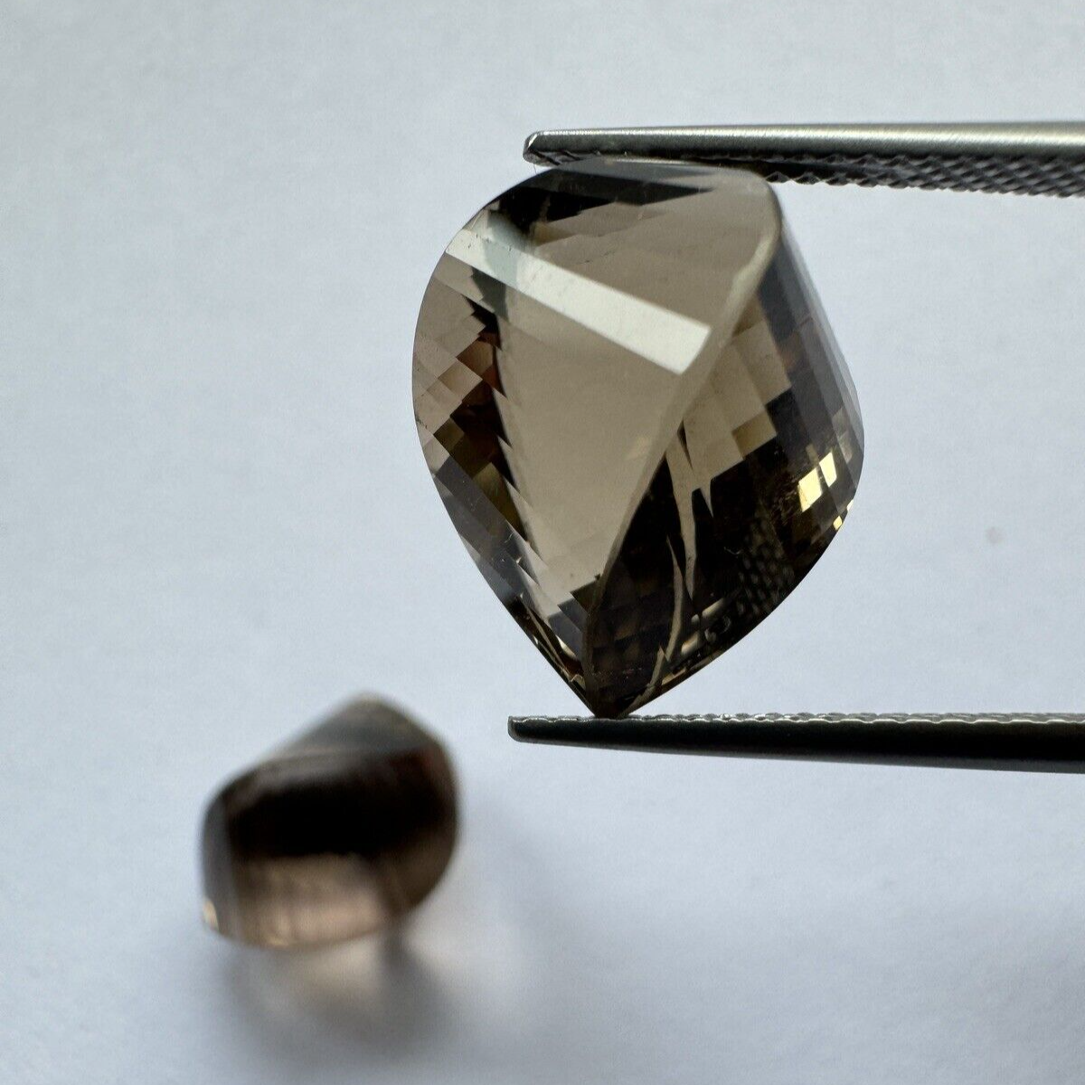 Multifaceted Smoky Quartz Pair in Fancy Cut 15,40mm x 12,23mm 21,14cts