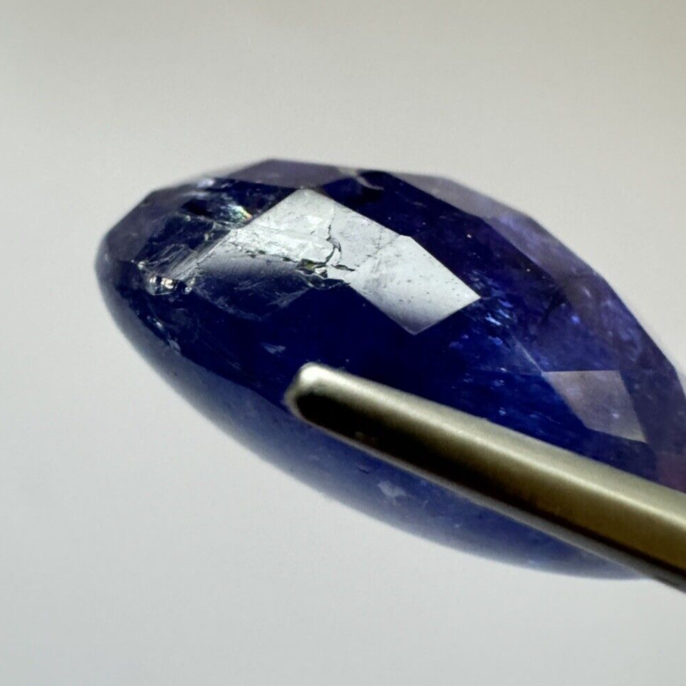 Tintenblauer Tansanit, ovaler Cabochon, facettiert, 19,3 mm x 14,2 mm, 20,75 ct