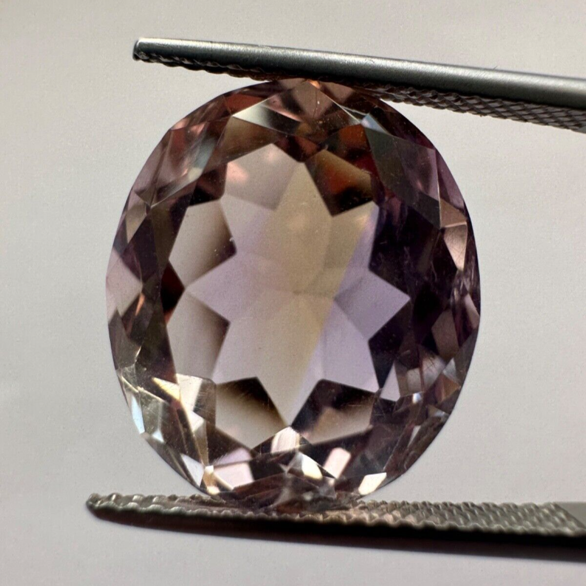 Wonderful Two-tone Ametrine 1. 16,2mm x 14,1mm 13,85cts