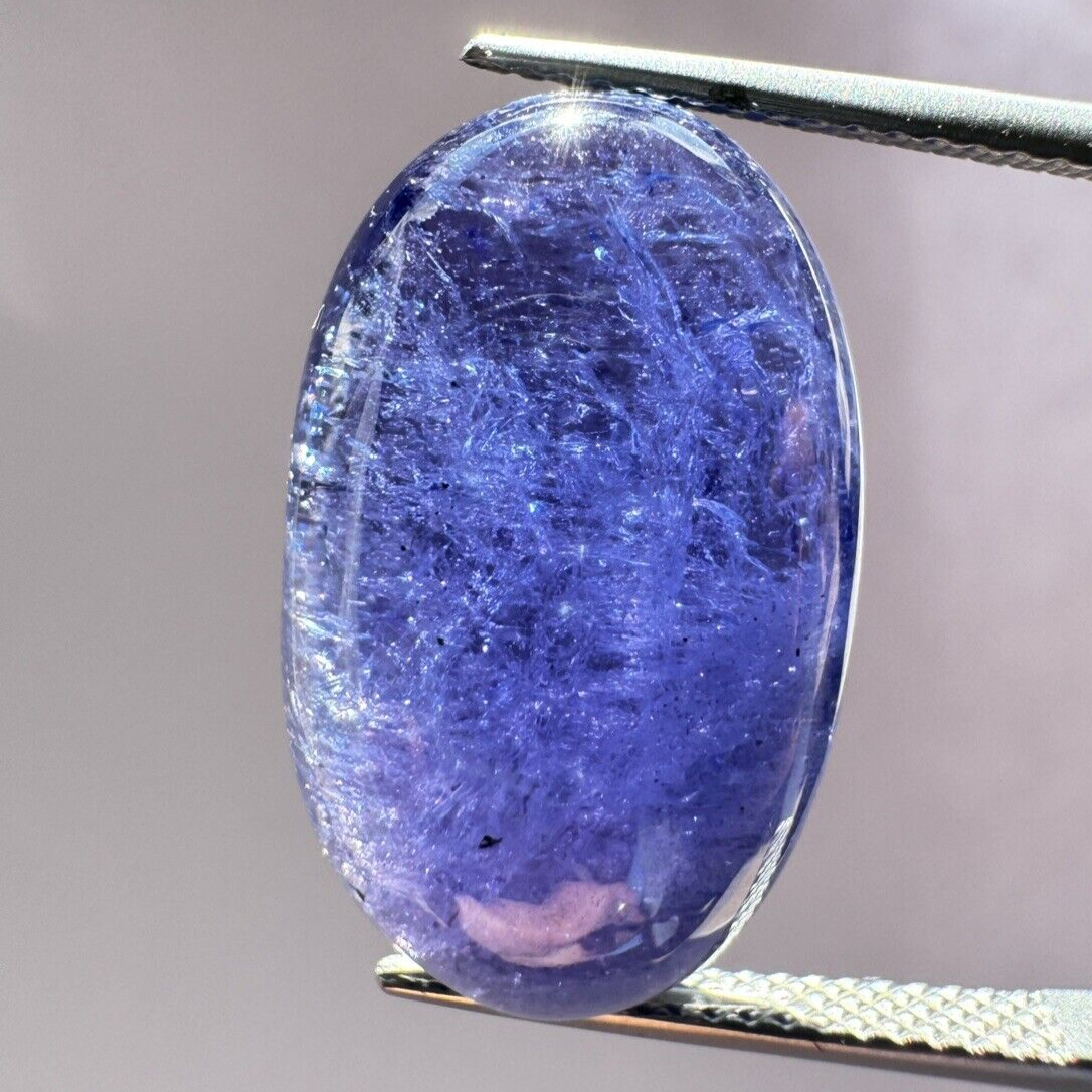 Breath taking Intense Blue Tanzanian Gemstone 21,8mm x 17,9mm 21,14cts
