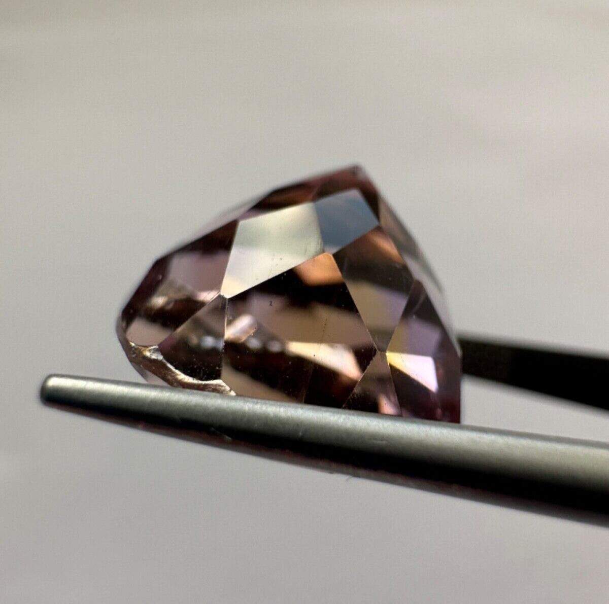 Wonderful Two-tone Ametrine 1. 16,2mm x 14,1mm 13,85cts