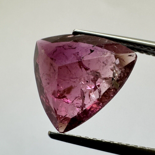 Turmalin in intensiven violetten Farbtönen, 12 mm x 12 mm, 4,08 ct