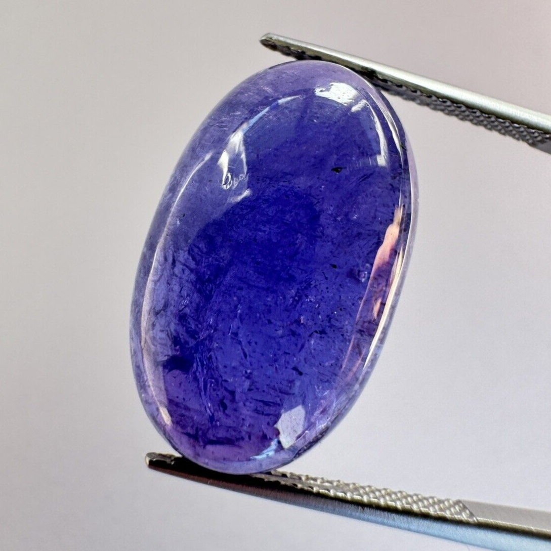 Breath taking Intense Blue Tanzanian Gemstone 21,8mm x 17,9mm 21,14cts