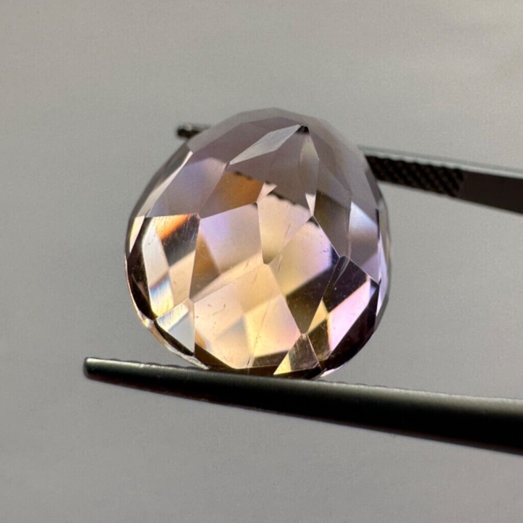 Wonderful Two-tone Ametrine 1. 16,2mm x 14,1mm 13,85cts