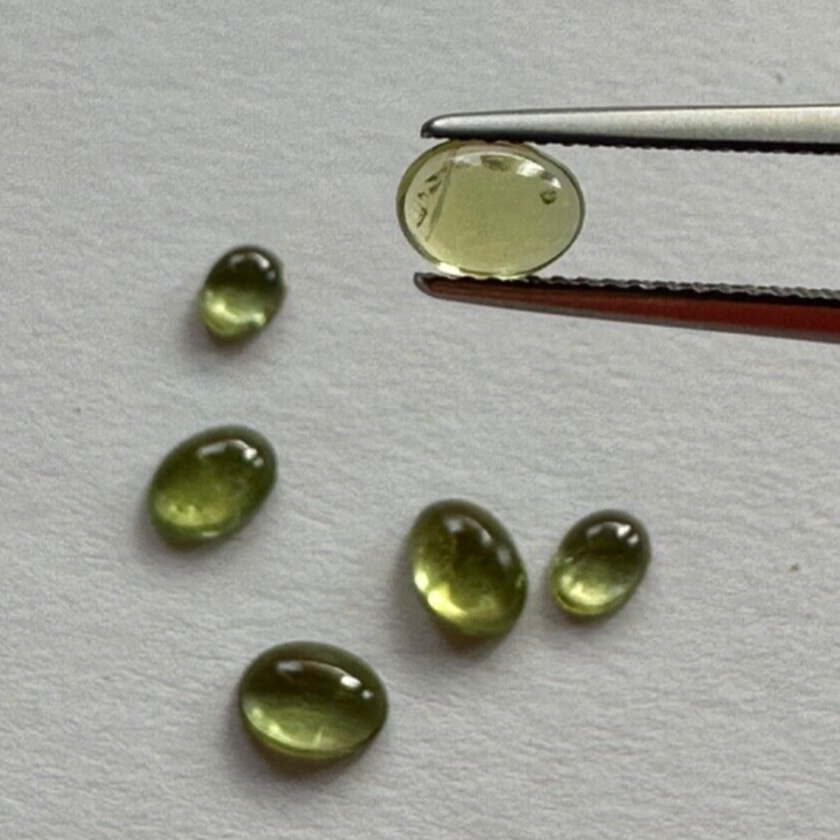 Peridot Cabochon in verschiedenen Größen und Formen 5 Stück im Set