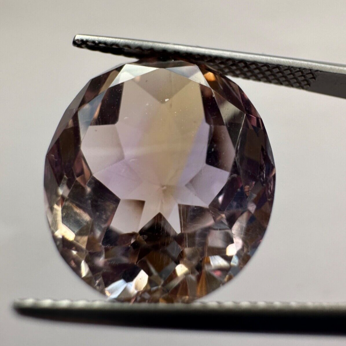 Wonderful Two-tone Ametrine 1. 16,2mm x 14,1mm 13,85cts