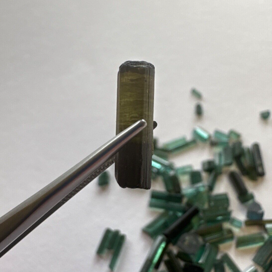 10 raue grüne Turmalin-Naturkristalle (ungebohrt) – verschiedene Größen